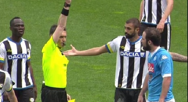 VIDEO ZOOM - Il fallo che è costato l'espulsione a Higuain: il giallo era necessario?