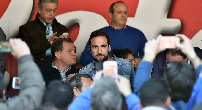 FOTOGALLERY - San Paolo, a fare il tifo in Tribuna c'è anche Gonzalo Higuain