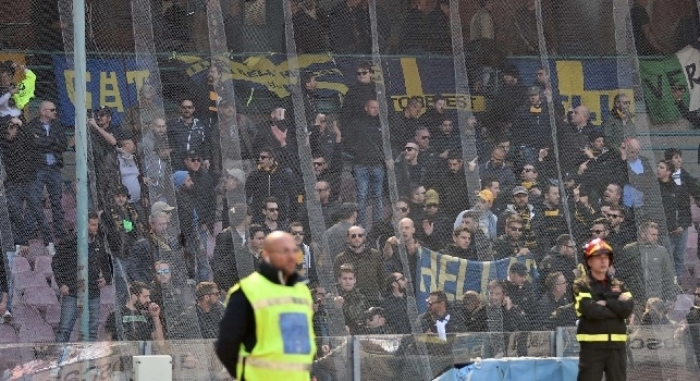 FOTO - Cori e sfottò dei napoletani ai veronesi: dalla Curva A anche petardi e fumogeni