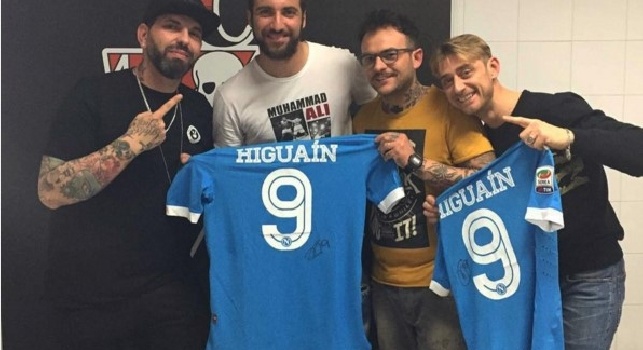 FOTO - Higuain da Enzo Brandi, possibile tattoo in futuro?