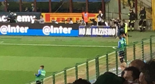 FOTO - No al razzismo: a San Siro spunta questo cartellone durante i cori razzisti contro i Napoletani: che coerenza...
