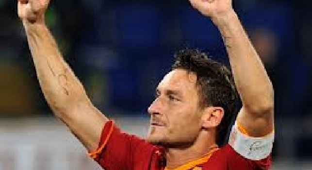 FOTO - Tutto pronto per la partita della pace, Totti e Maradona posano insieme!