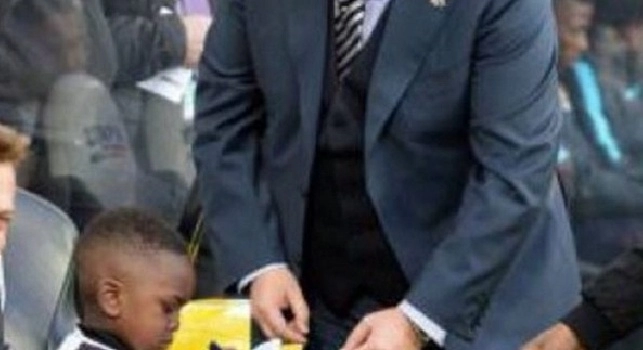 FOTO - Newcastle, Benitez rientra in panchina e chiede l'autografo ad un insolito tifoso