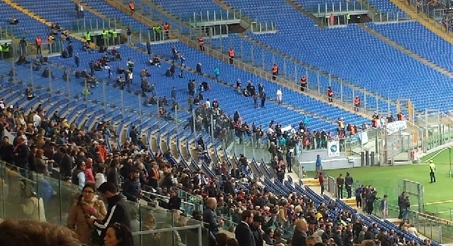 FOTOGALLERY CN24 - Soliti cori beceri dei romani, i napoletani rispondono applaudendo al coro: Vesuvio lavali col fuoco!