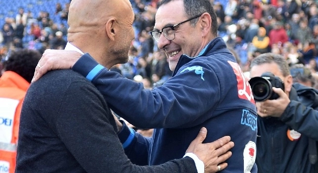 Siparietto Spalletti-Sarri, i due discutono simpaticamente su chi dovesse rientrare prima in campo: c'entra la scaramanzia