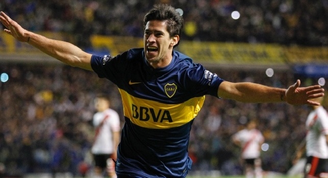 FOTO - Simpatico episodio in Sud America, Perez del Boca Juniors colpito da un pezzo di... pane