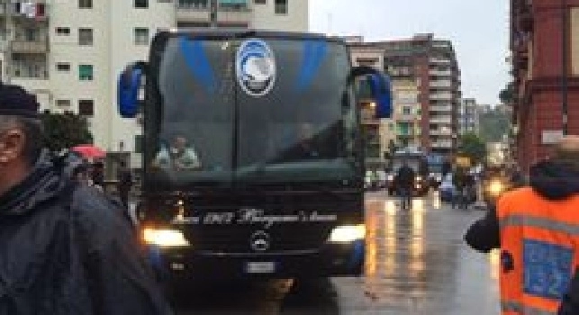 VIDEO CN24 - Il pullman dell'Atalanta arriva al San Paolo 'sommerso' dal gelo dei tifosi