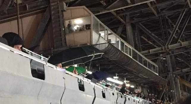 FOTO CN24 - Pioggia fortissima sul San Paolo, in tribuna stampa si è costretti a lavorare con gli ombrelli