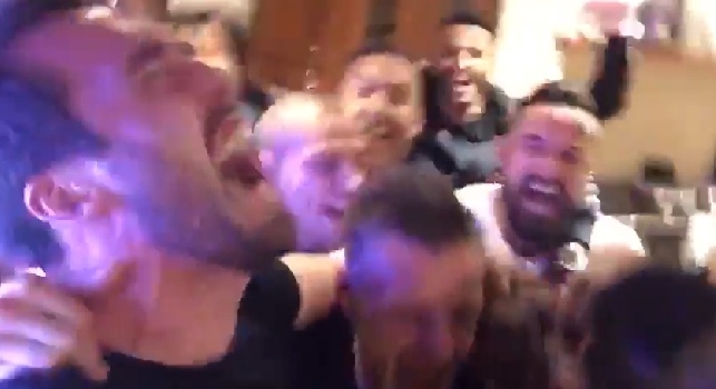VIDEO DA BRIVIDI - I giocatori del Leicester festeggiano il titolo a casa di Vardy: Inler impazzisce di gioia