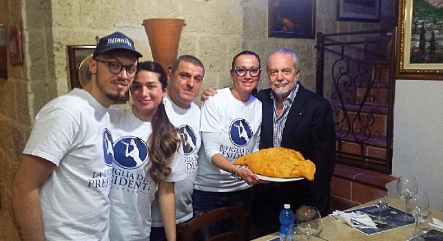 FOTO ESCLUSIVE - De Laurentiis e il gesto scaramantico in pizzeria per far vincere il Napoli