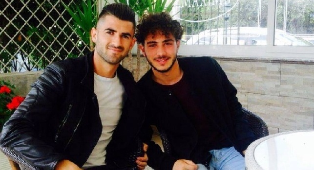 FOTO ESCLUSIVA - Hysaj e il cugino portafortuna Alessio: quando c'è lui al San Paolo, il Napoli vince sempre 2-1