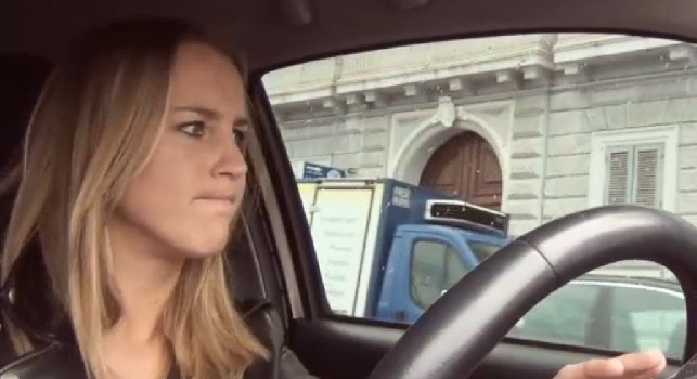 VIDEO - Katrin Mertens guida per le strade di Napoli: Sfido chiunque a trovare un'auto qui senza graffi
