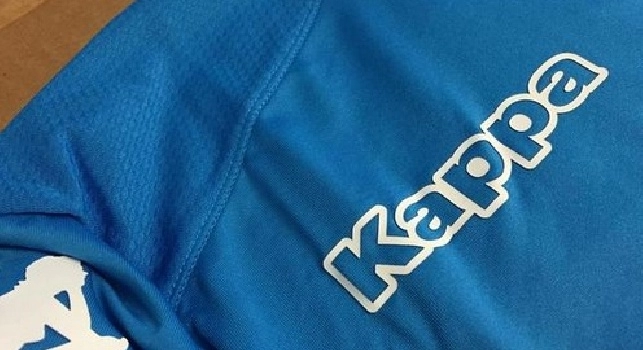 Napoli, in arrivo nuova maglia e scelto il terzo sponsor: divisa da trasferta nera con numeri in oro