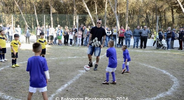 FOTO - Regala e inaugura il campo ai bambini di Castelvolturno, Hamsik: A Napoli per scelta, quando scelgo lo faccio col cuore