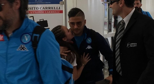 VIDEO CN24 - Capodichino, Napoli in partenza per Torino: <i>baci e abbracci</i> di una bambina per Insigne, azzurri disponibili con i tanti tifosi