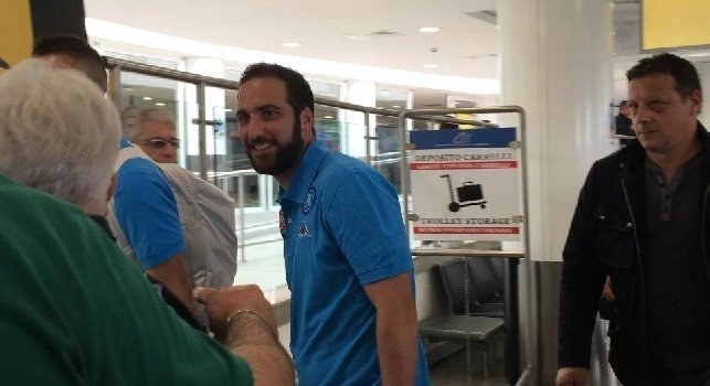 FOTOGALLERY CN24 - Gli azzurri arrivano a Capodichino, foto e autografi: c'&egrave; anche un tifoso speciale con gli azzurri
