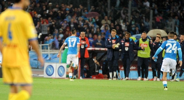 VIDEO - Hamsik fa impazzire Martino in radiocronaca: Marekiaro, gol numero 81! Raggiunge Maradona e porta in vantaggio il Napoli: partita difficile, ci pensa il capitano!