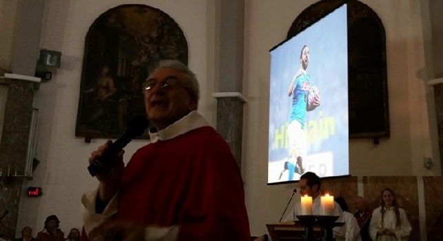 VIDEO - Napoli in delirio, prete tifoso fa cantare 'Un giorno all'improvviso' in chiesa: sullo sfondo immagini di Higuain
