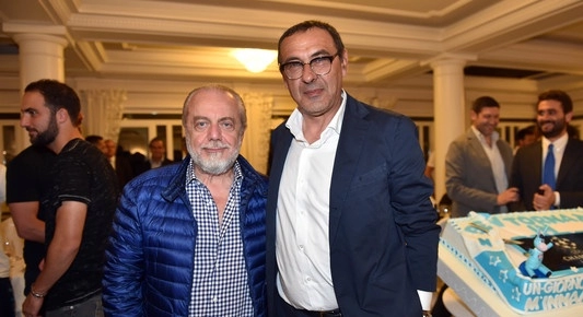 CorSport annuncia: De Laurentiis ha esercitato l'opzione unilaterale su Sarri. Il tecnico considera le clausole un laccio di precarietà, il patron intenzionato a non toglierle