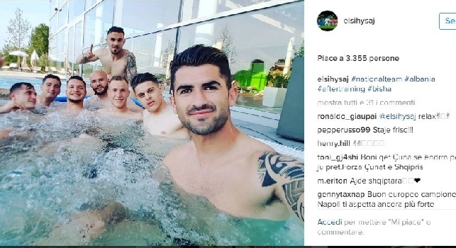 FOTO - Hysaj si rilassa dopo l'allenamento con l'Albania: bagno in piscina con i compagni di Nazionale