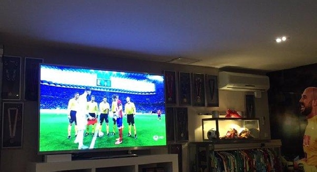 FOTO - Ci siamo!: Reina segue da casa la finale di Champions, spunta una gigantografia con la maglia azzurra