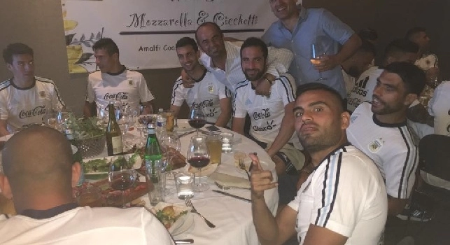 VIDEO E FOTO ESCLUSIVE - L'Argentina festeggia Aguero alla Locanda Positano: Higuain e compagni al ritmo di 'Oi vita mia'