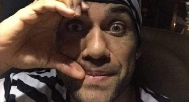 FOTO - Juventus, Dani Alves vestito a righe da detenuto, sui social si scatenano: E' venuto già da ladro!