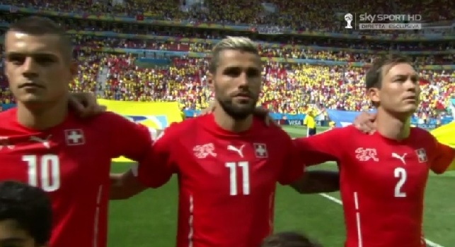 VIDEO - Euro 2016, quanta foga per Behrami: buca il pallone durante Svizzera-Francia!