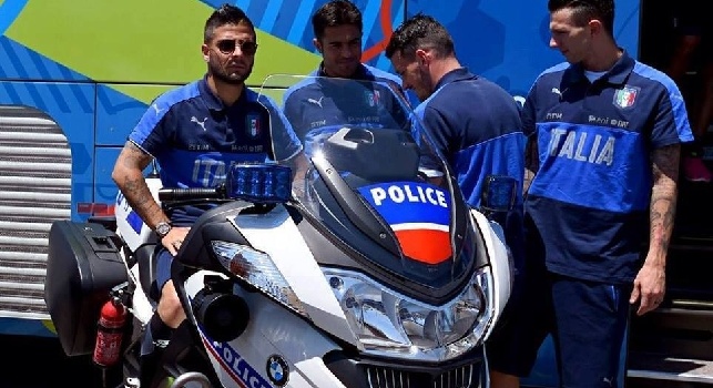 FOTO - Insigne 'poliziotto' per un giorno: l'azzurro scherza coi compagni della nazionale