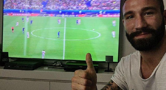 FOTO - Tonelli tifa Italia, il difensore azzurro si gusta in tv il match contro la Spagna