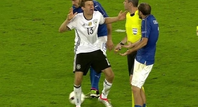 VIDEO - Muller <i>sfotte</i> Chiellini: smorfia del tedesco dopo un fallo