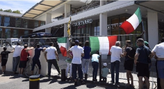 La Nazionale atterra a Malpensa tra centinaia di tifosi, Conte: Una gioia indescrivibile