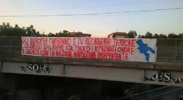 FOTO - Striscione vergognoso: Finito l'Europeo tornerai <i>terrone</i>, coleroso da lavare con il fuoco. Riprenditi la dignità con la nazione <i>napolitana</i>