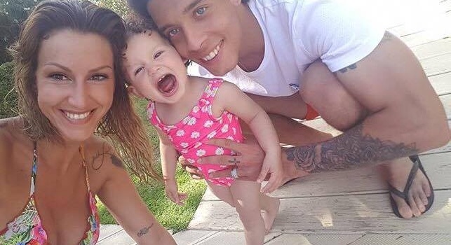 FOTO & VIDEO - Witsel è in Italia: relax in Sardegna con compagna e figlia, c'è anche il napoletano Criscito