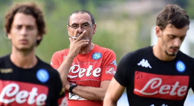 Sarri scruta la squadra a lavoro, immancabile sigaretta per il tecnico