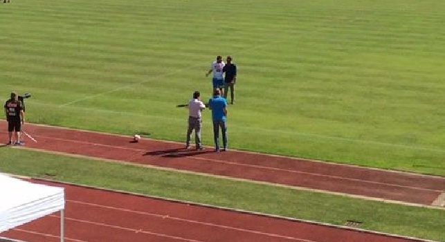 FOTO CN24 - Edo De Laurentiis sempre a bordo campo, il vice presidente scruta l'allenamento degli azzurri