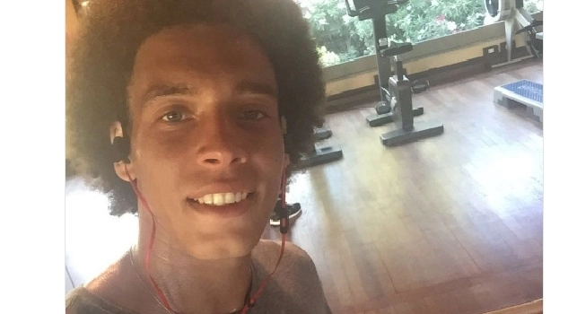 FOTO - Witsel si allena in Sardegna: Non smetto nemmeno in vacanza