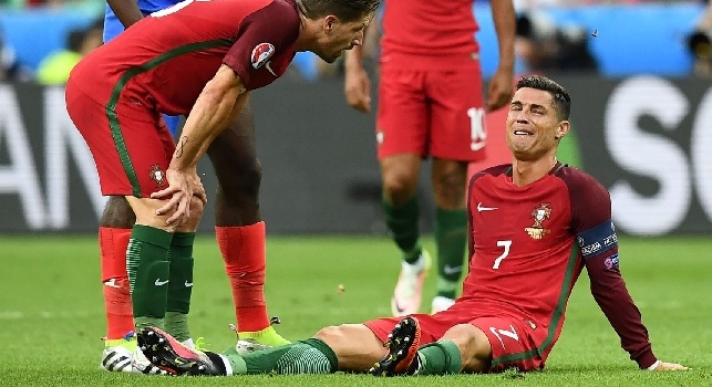 FOTO - Euro 2016, Ronaldo lascia il campo in lacrime dopo 25 minuti: dura entrata di Sissoko