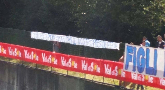 FOTO CN24 - Striscione anti-De Laurentiis a Dimaro: E' evidente, non sarai mai il nostro presidente