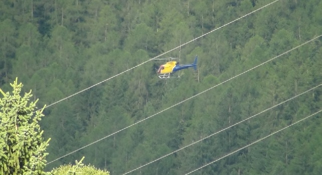 FOTO CN24 - Dimaro, De Laurentiis di ritorno dal summit per Icardi, l'elicottero sorvola il comunale di Carciato