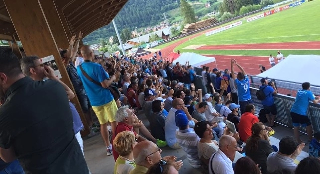 FOTO CN24 - Dimaro, <i>Chi non salta Juventino è!</i> che bolgia sugli spalti! E saltella anche il mitico Tommaso Starace