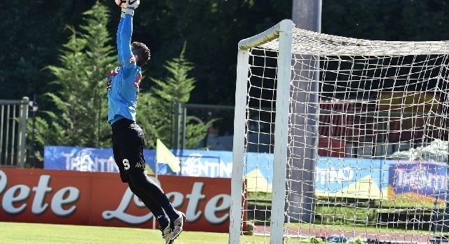 RILEGGI LIVE - Dimaro, seduta mattutina: dal caffè con sigaretta di Sarri a Rafael e il suo show. Strinic e de Guzman in versione basket