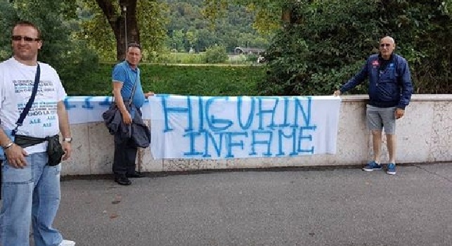 FOTO CN24 - Trento, spunta il primo drappo anti Higuain: Infame!