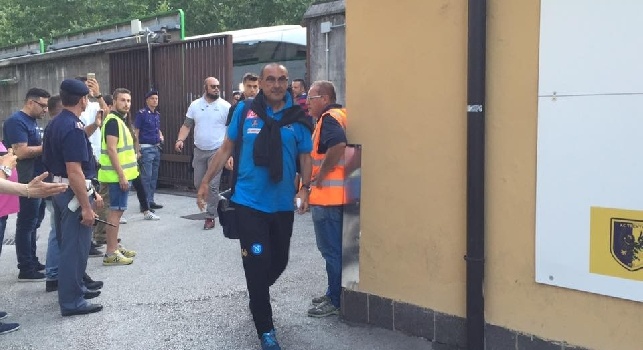 FOTOGALLERY CN24 - Trento, l'arrivo del Napoli allo stadio. Sarri il primo a raccogliere l'applauso dei tifosi