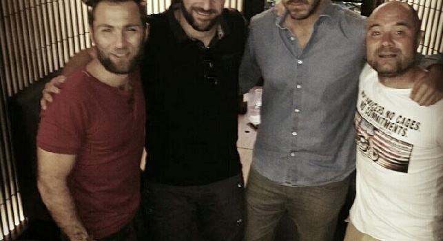 FOTO - Spunta un'immagine da Madrid: Higuain e il fratello sorridenti con due amici