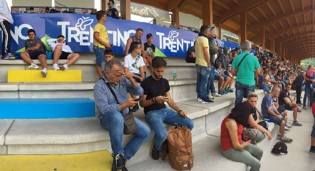 FOTO CN24 - Dimaro, la tribuna si riempie: dallo stiracchiamento al relax dei tifosi