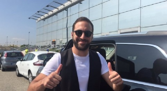 FOTO - Higuain è atterrato a Torino: ecco il primo scatto ufficiale da giocatore della Juve