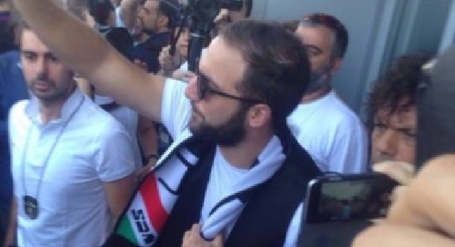 VIDEO - Higuain è atterrato a Torino, centinaia di tifosi in aeroporto e coro: Chi non salta napoletano è