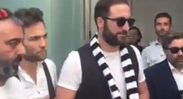VIDEO - Il saluto di Higuain ai tifosi della Juve: abbracci e sorrisi con la sciarpa bianconera