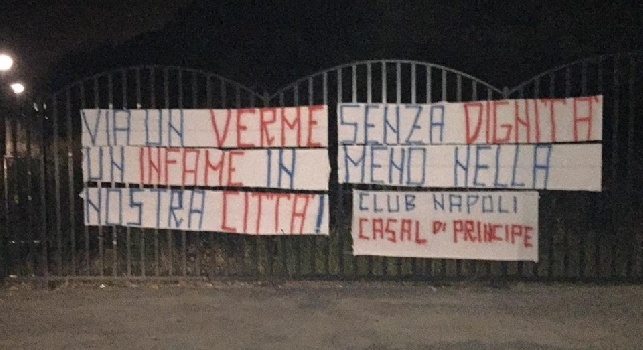 FOTO - Castelvolturno, striscione contro Higuain: Via un verme senza dignità, un infame in meno nella nostra città